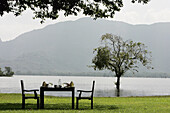 Tisch und Stühle für das Mittagessen neben dem Amaya-See