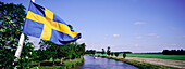 Schwedische Flagge auf Boot im Goto-Kanal