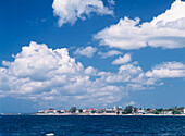 Blick auf Stone Town vom Meer aus