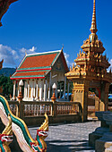 Gebäude und Innenhof des Wat Chalong