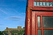 Blick von der traditionellen Telefonzelle von Bamburgh Castle.