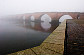 Die alte, nebelverhangene Brücke in Berwick Upon Tweed.