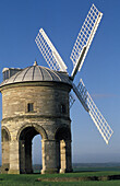 Windmühle in grünen Feldern