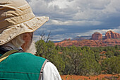 Ein Mann blickt über den Red Rock State Park hinaus.