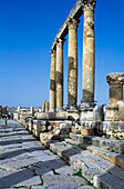 Touristen in den Ruinen des antiken Jerash