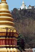 Wat Sen und Wat Pousi auf einem Hügel