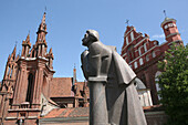 Statue des Dichters Adam Mickiewicz in der Nähe der St. Anna-Kirche in der Altstadt