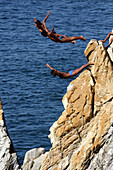 Turmspringer beim Sprung vom Felsen
