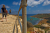 Touristen auf den Klippen am Aussichtspunkt Calypsos Höhle
