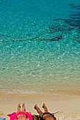 Sonnenbadendes Paar am Strand der Blauen Lagune