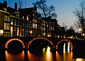 Brücke über den Kanal der Leidsegracht in der Abenddämmerung