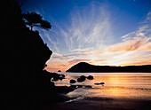 Küstenlinie des Abel Tasman National Park bei Sonnenuntergang