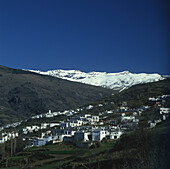 Pueblo Bianco Stadt in den schneebedeckten Bergen der Sierra Nevada, Blick von oben