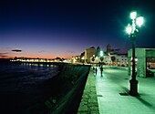 Strandpromenade in der Abenddämmerung vor der Kathedrale von Santa Cruz
