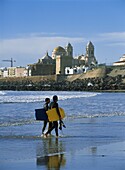 Surfer gehen vor der Kathedrale von Santa Cruz an Land