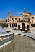 Pferd und Wagen vor der Plaza De Espanya