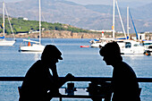 Silhouette eines Paares in einem Cafe in Port De La Selva