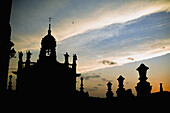 Silhouette von San Fructuoso bei Sonnenuntergang, Santiago De Compostela, Galicien, Spanien