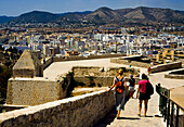 Touristen auf dem Weg in die Altstadt von Ibiza