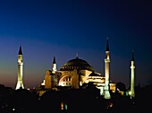 Beleuchtete Hagia Sophia Moschee in der Abenddämmerung