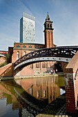 Beetham Tower und Brücke über den Kanal in Castlefield