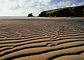 Natürliches Muster auf Sand bei Ebbe
