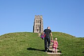 Vater und Tochter auf dem Weg zum St. Michael's Tower am Glastonbury Tor