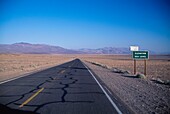 Highway durch die Wüste auf Meereshöhe