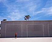 Mann beim Handballspielen am Venice Beach, Rückansicht