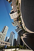 Gebäude in der Innenstadt, die sich in der Skulptur "Wolkentor" (The Bean) spiegeln