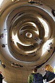 Touristen betrachten die Cloud Gate-Skulptur im Millennium Park