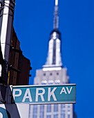 Park Avenue Schild mit Empire State Building im Hintergrund