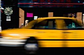 Unscharfes gelbes Taxi