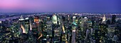 Luftaufnahme des beleuchteten Midtown Manhattan in der Abenddämmerung