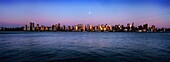 Mond über der Skyline von Midtown Manhattan in der Abenddämmerung