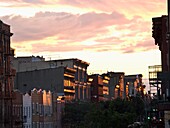 Williamsburg-Gebäude bei Sonnenuntergang