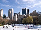 Menschen beim Schlittschuhlaufen auf dem Eisring im Central Park