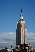 Das Empire State Building in Midtown Manhattan mit dem Chrysler Building im Hintergrund