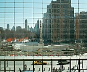 Blick auf den Columbus Circle, der sich im Wolkenkratzer auf Manhattan spiegelt