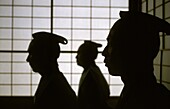Silhouetten von Männern mit Shoji-Hintergrund