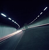 Auto-Rücklichter im Tunnel