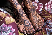 Nahaufnahme von Frauenfüßen mit Henna-Tätowierung