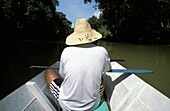 Mann im Boot mit Strohhut