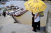 Familie mit Regenschirm in der Nähe des Rejang-Flusses in einem Kapit