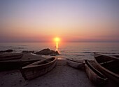 Kanus und Fischerboote am Strand des Malawi-Sees, Sonnenuntergang