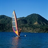 Windsurfer auf vulkanischem See