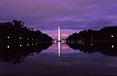 Reflecting Pool und Washington Monument in der Abenddämmerung