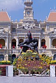 Hauptquartier der Kommunistischen Partei mit Ho-Chi-Minh-Statue