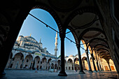 Türkei, Innenhof der Sultanahmet- oder Blauen Moschee bei Sonnenaufgang; Istanbul