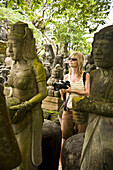 Tourist sieht sich Statuen zum Verkauf an